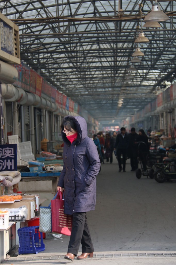 市场里的人不是很多。