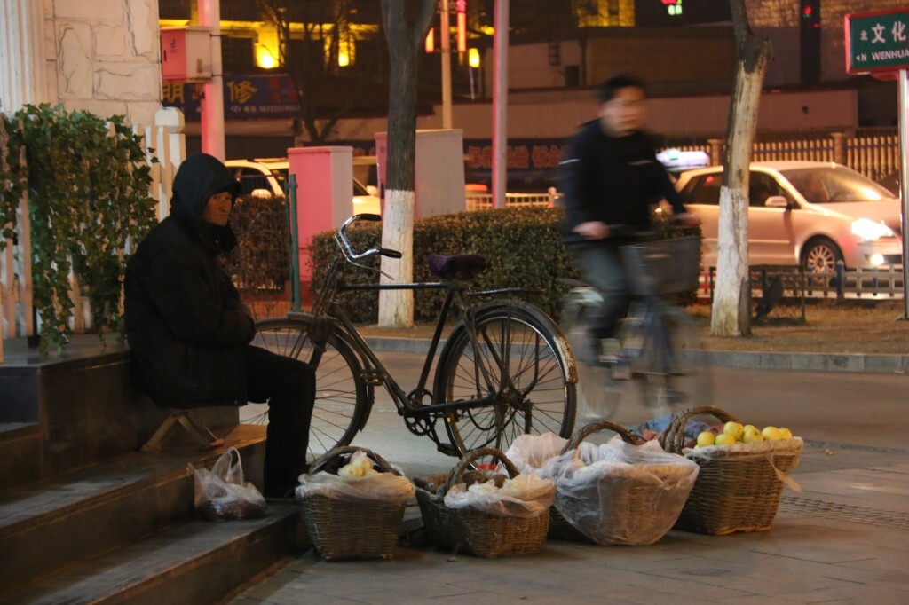《夜晚卖水果的农民》20160126，秦皇岛，空气质量指数58，空气质量良。深冬的夜晚，冒着零下9度的严寒，一位老农在街角摆摊卖水果。原创，拒绝后期制作。