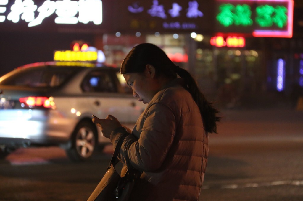 20160127，秦皇岛，空气质量指数115，空气质量轻度污染。人们已经习惯把这当成好天气了，街上的行人没有任何防护，行色也不匆忙。原创，拒绝后期制作。