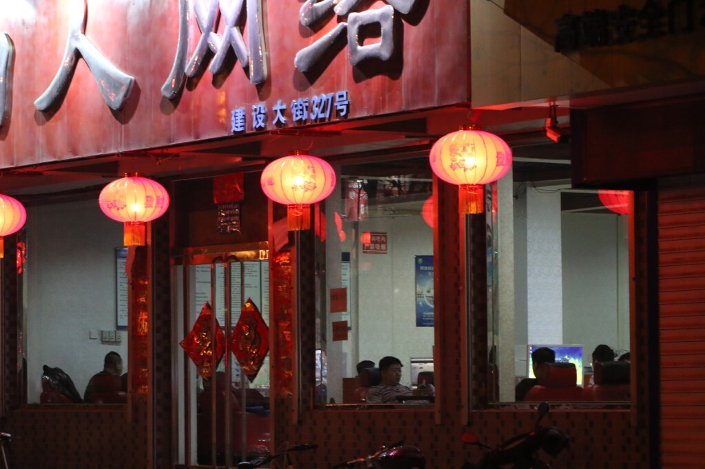 整条街没有几家店铺在营业，这家网吧则灯火通明格外引人注目。