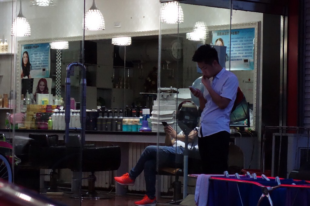 20150826,秦皇岛,一间发廊的服务生。