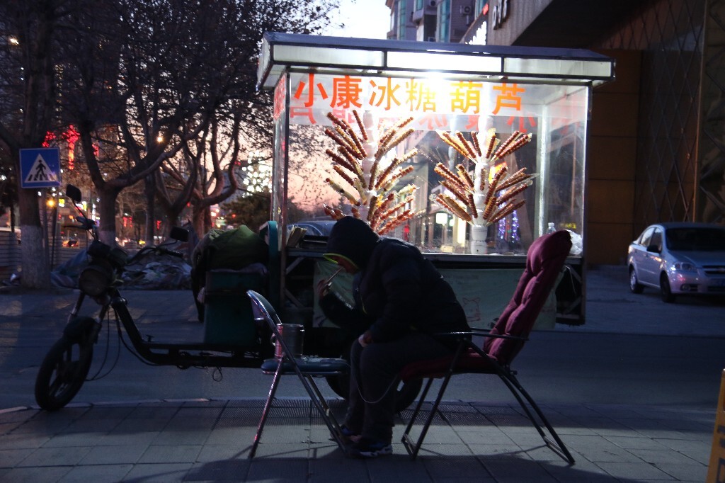 那天的气温是3℃ / -7℃,小康已经习惯了这样在寒风中吃晚饭。