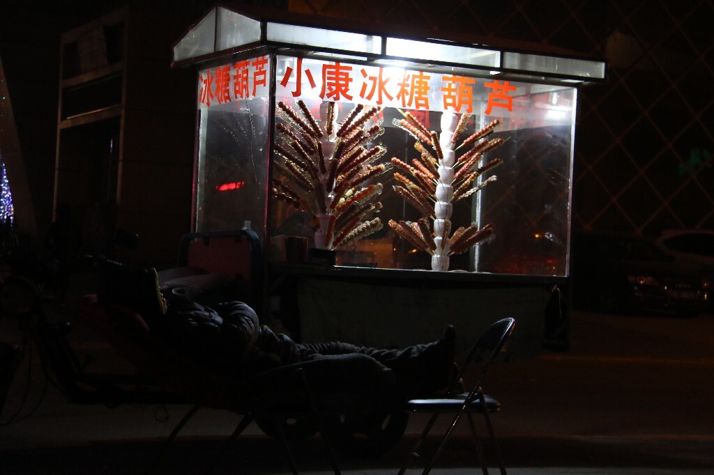 那天气温是11℃ / 1℃,小康也习惯了在这样的温度下用两张椅子搭在一起当床。