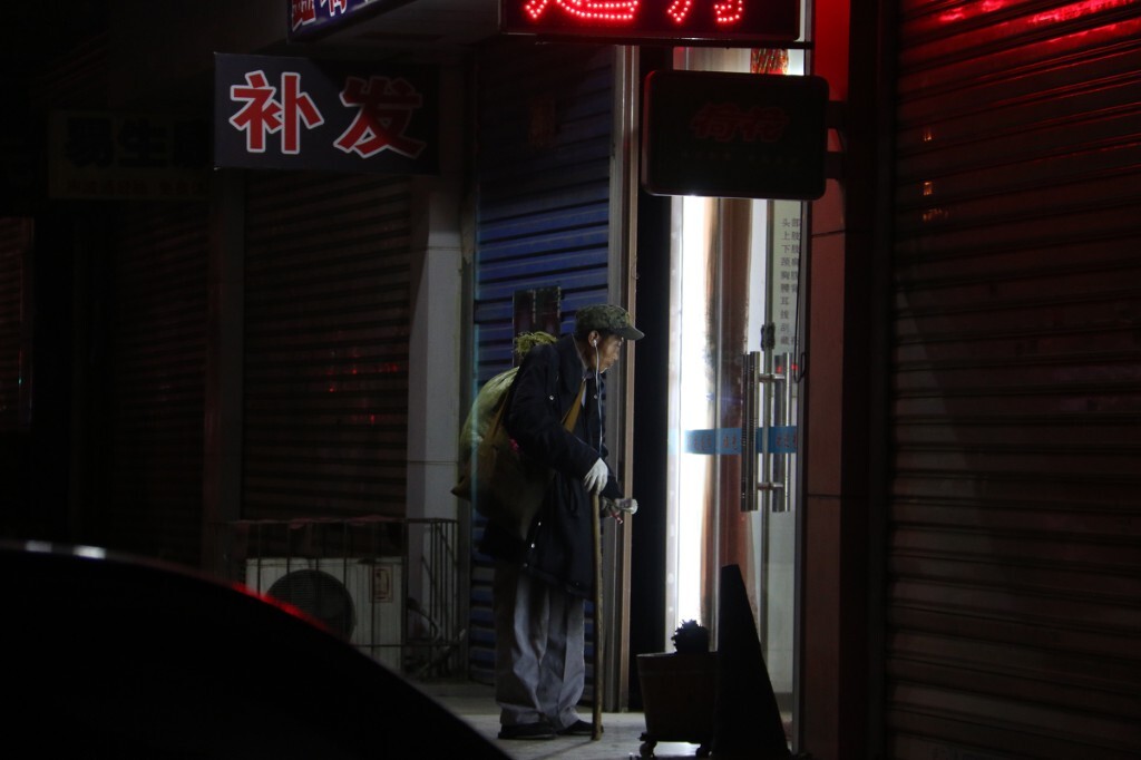 20160505，秦皇岛，空气质量指数53，空气质量良。《夜晚的乞讨者》晚上九点多了，这位老者在开着门的店面前乞讨。（原创，拒绝后期制作）