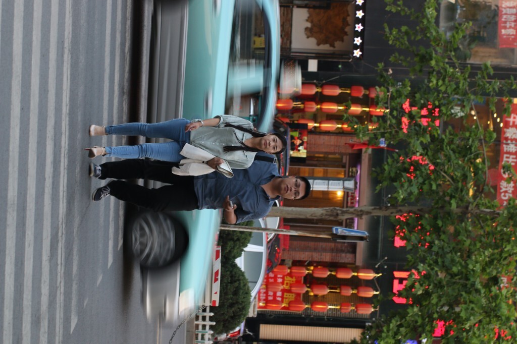 男孩子悄悄跟女孩子说“那人是在拍我们么”，我向他们扬了扬相机，笑出了声，对他们俩说“就是在拍你们啊”女孩听了，似乎也被我的笑声感染了，兴奋的说“是吗”，我回放给他俩看，女孩子更开心的笑了起来。然后我问他们发到我的图博是否可以，女孩子还特地记了图虫网，说要上来看我的图博，呵呵，几乎我每天都会在街拍时和遇到的陌生人分享欢乐，也不知多少次给图虫免费做了广告。（原创，拒绝后期制作）