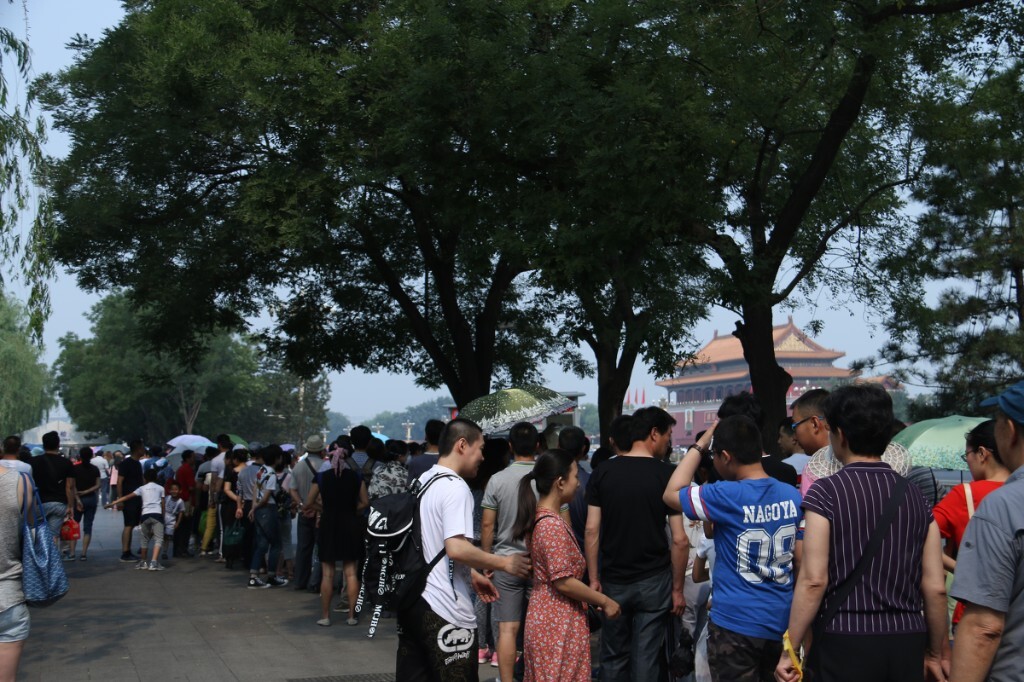 6月5日，去国博看展时，在天安门广场前排队等待安检，通过严格的安检才能进入天安门广场和国家博物馆区域。