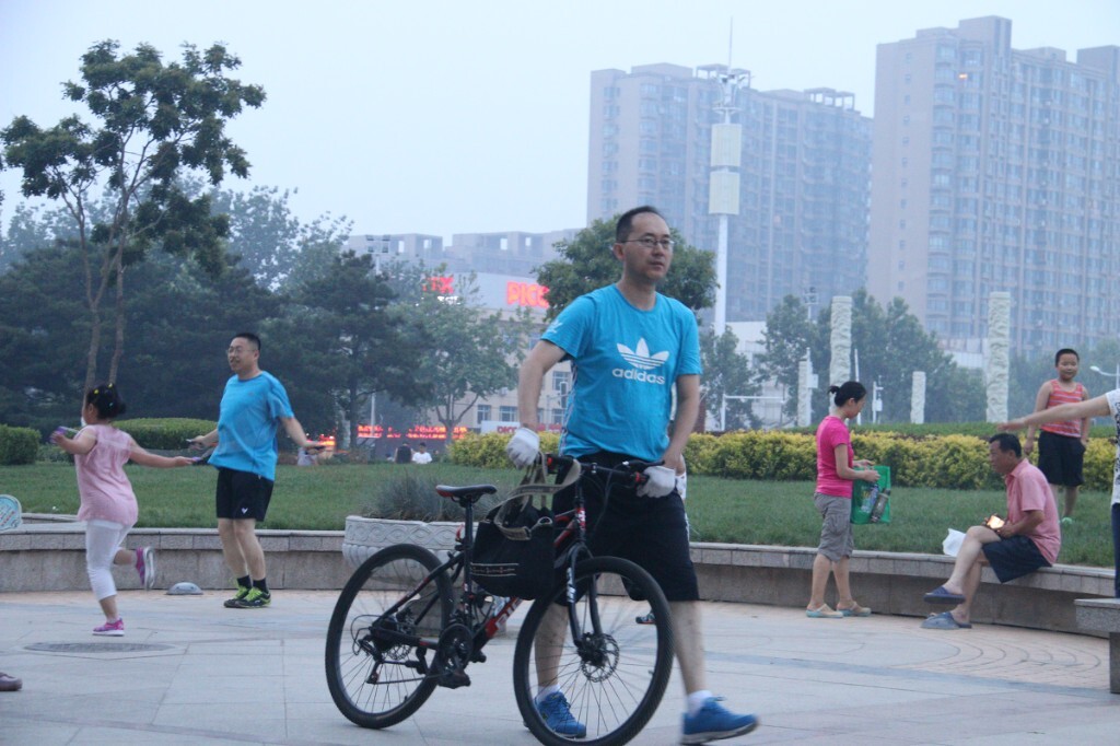 实时空气质量指数185,中度污染。这位骑行的人也没有任何防护。