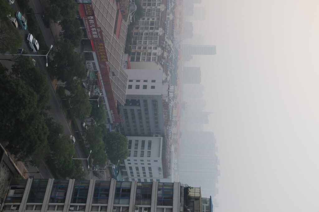 实时空气质量指数185,中度污染。今天傍晚的空气质量是这样的“色彩”。