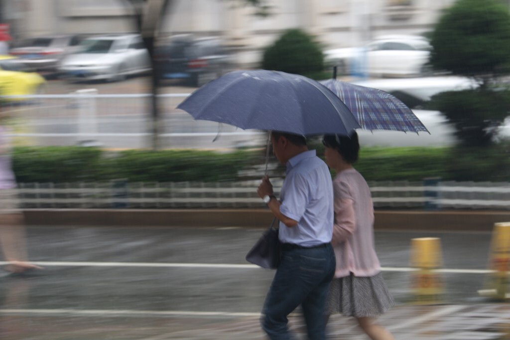 行色匆匆的一对中年人。