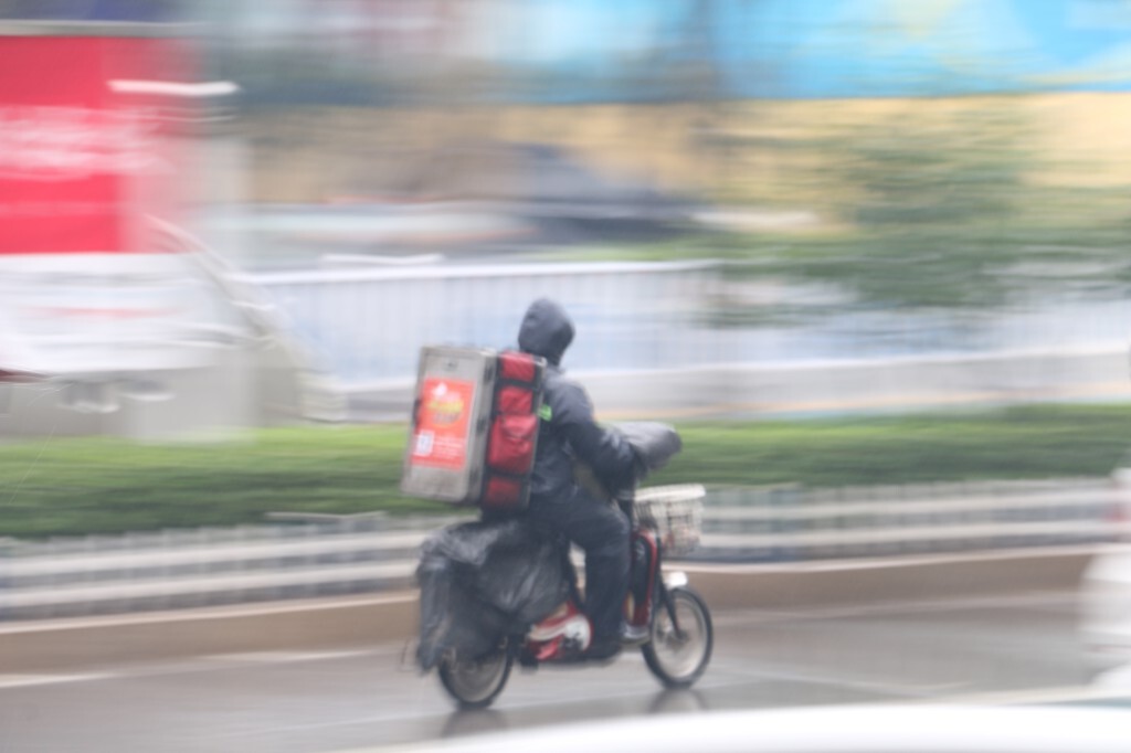 送餐的快递哥。