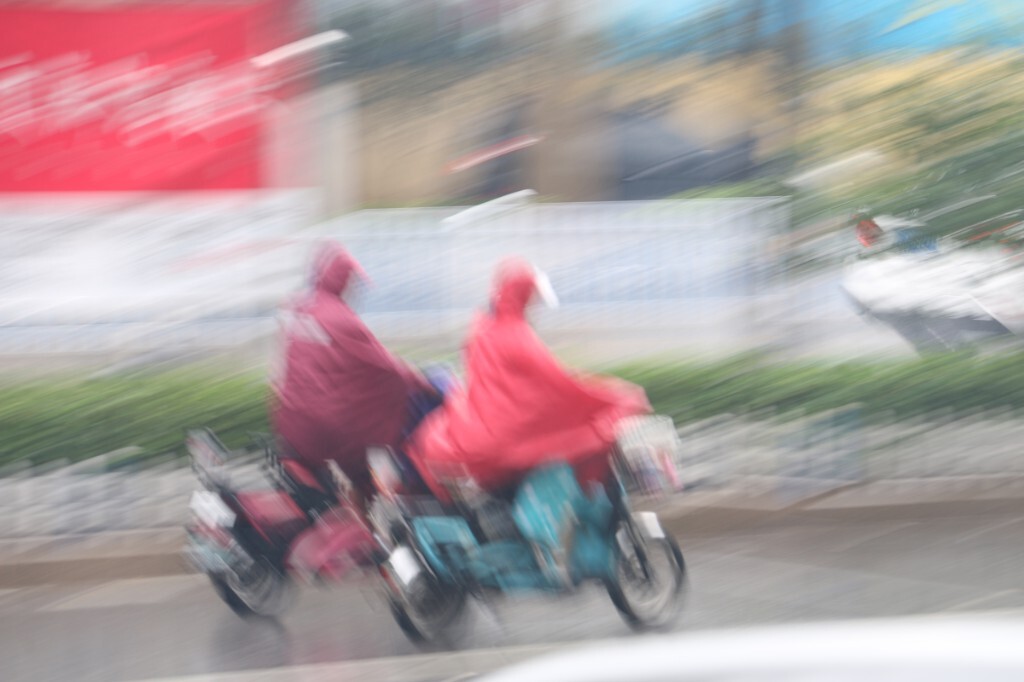 两个赶路的人。