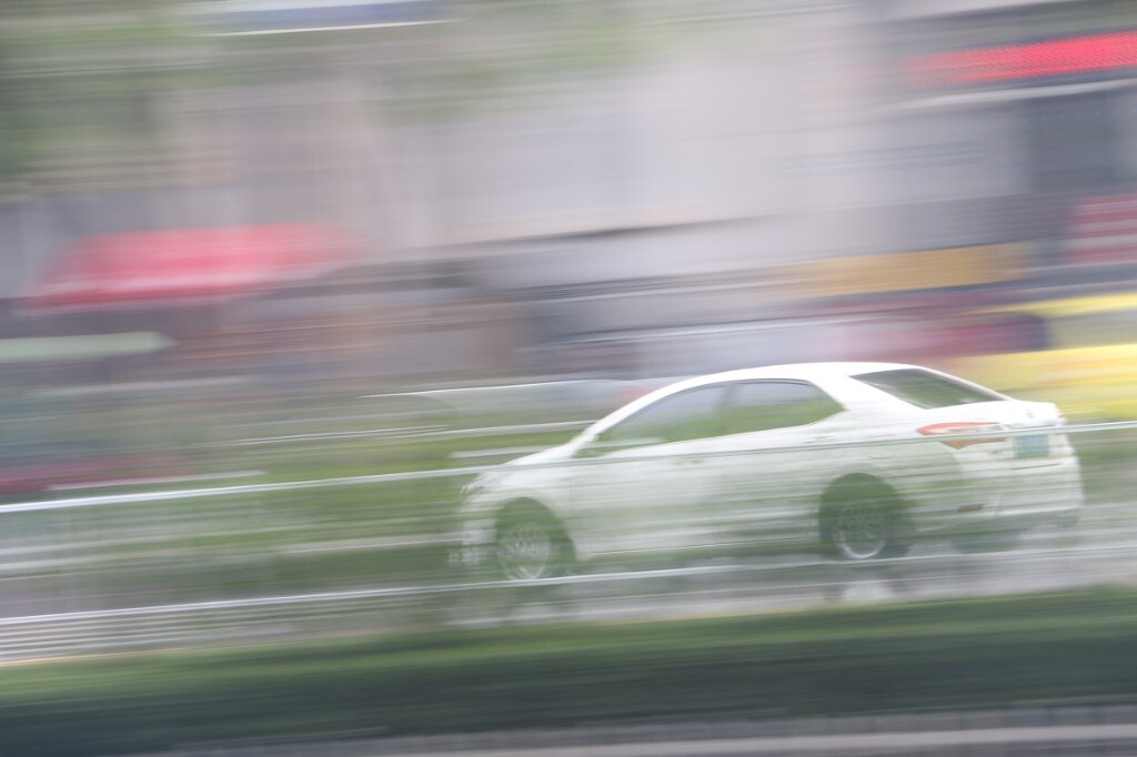 车在雨中游。
