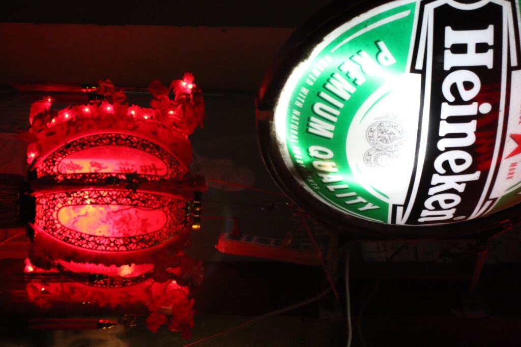 大年初二的夜晚，一间小酒吧照常营业，只有门口的红色宫灯还渲染着中国传统。原创，拒绝后期制作。