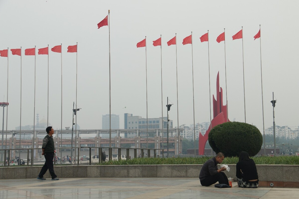 20161001，秦皇岛，空气质量指数132，轻度污染，尽管如此，还是有不少人到人民广场去游玩。原创，拒绝后期制作。