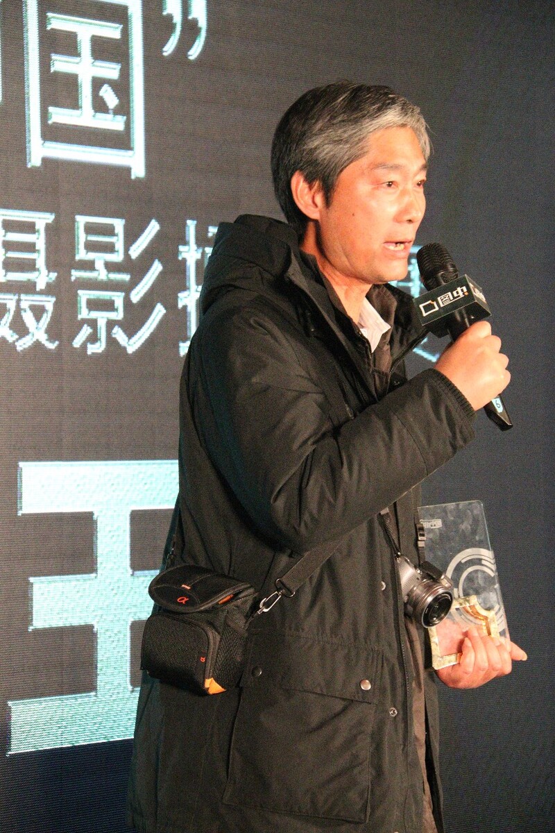 发表获奖感言。