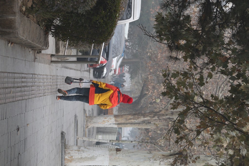 20161220,12:20--12:25，秦皇岛，空气质量指数223，空气质量重度污染。雾霾下的正午时光。