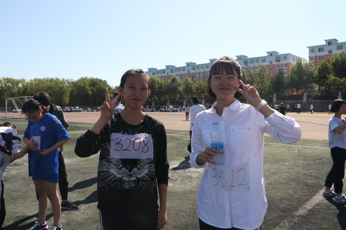 可爱的女孩,你们就像阳光一样灿烂.拍摄于燕大附中.