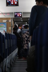 等待下车的人们