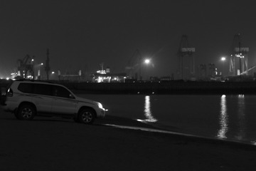 夜晚沙滩上的车