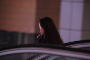 扶梯上的女子