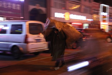 冬夜拾荒人