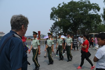外宾与巡逻的士兵