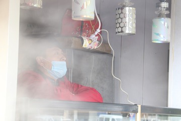 低头族（八十五）--手机看视频的糕点师