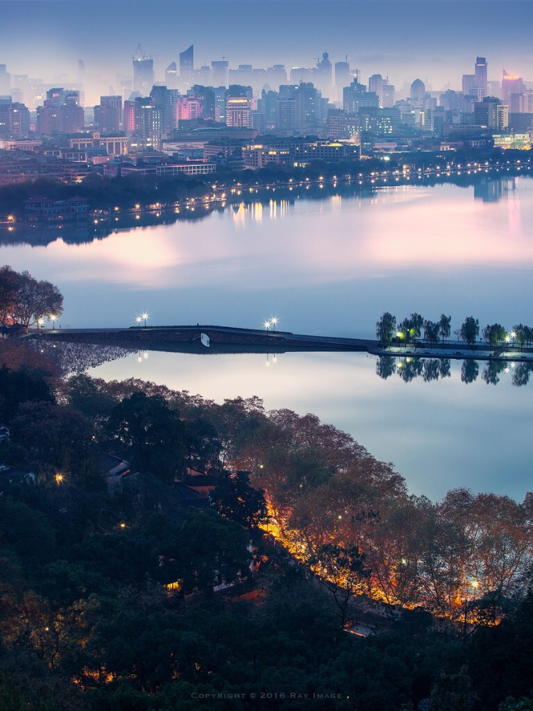 深秋寒冷的清晨6点，宝石山上长枪短跑已经有10几人了，西湖上面没有一艘游船，旁白的杭城看起来也是在沉睡之中，再远一些的钱江新城完全笼罩在雾霾当中。想想白天满湖的游人真想象不到这一刻的静谧。