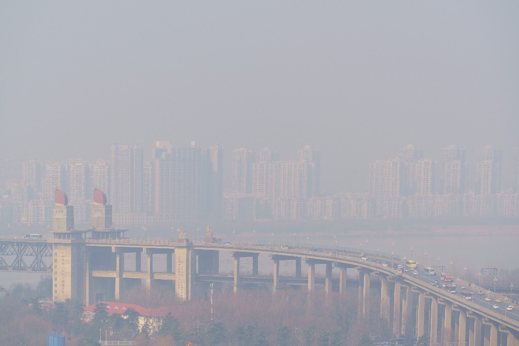 雾霾中的南京长江大桥南堡