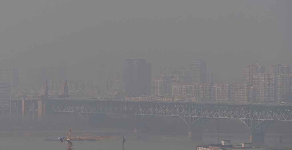 雾霾中的南京长江大桥北堡