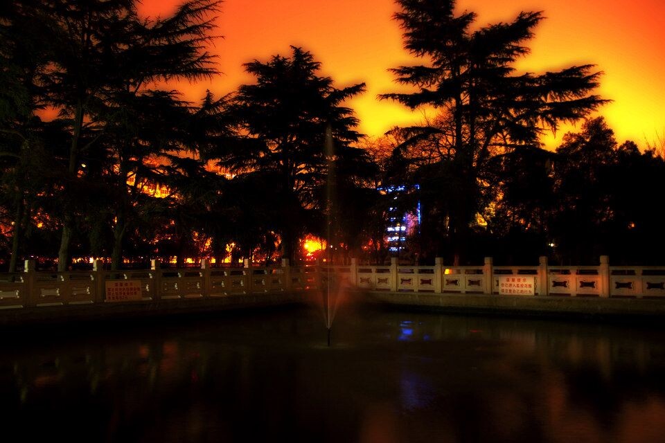 夜的另面<br />
