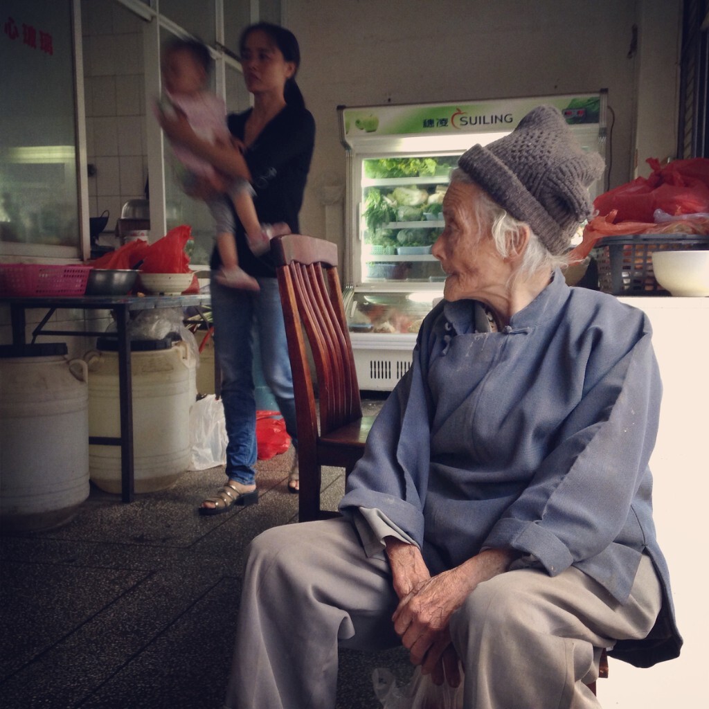 跑到一家小餐馆避雨,这一位老人家似乎知道我在拍她,便把脸转过去了。