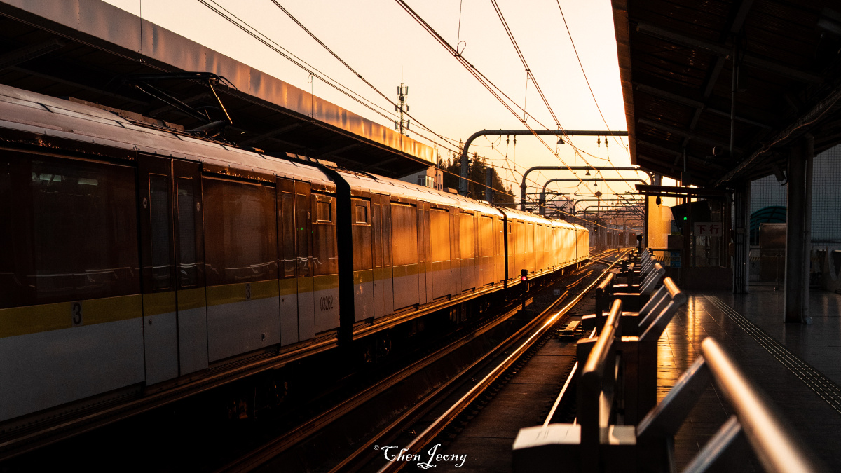 黄昏对石龙路站夕阳洒在列车上