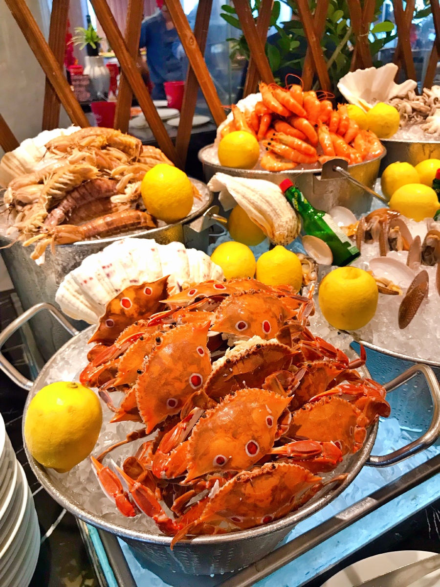 广州琶洲保利洲际酒店海鲜自助餐螃蟹02三文鱼刺身大虾味道好吃环境