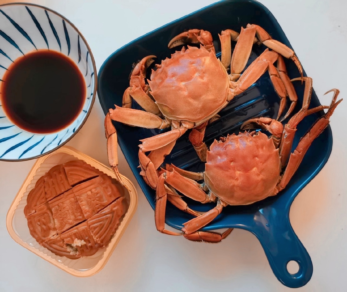 中秋月饼搭配大闸蟹,祝福大家中秋国庆双节快乐