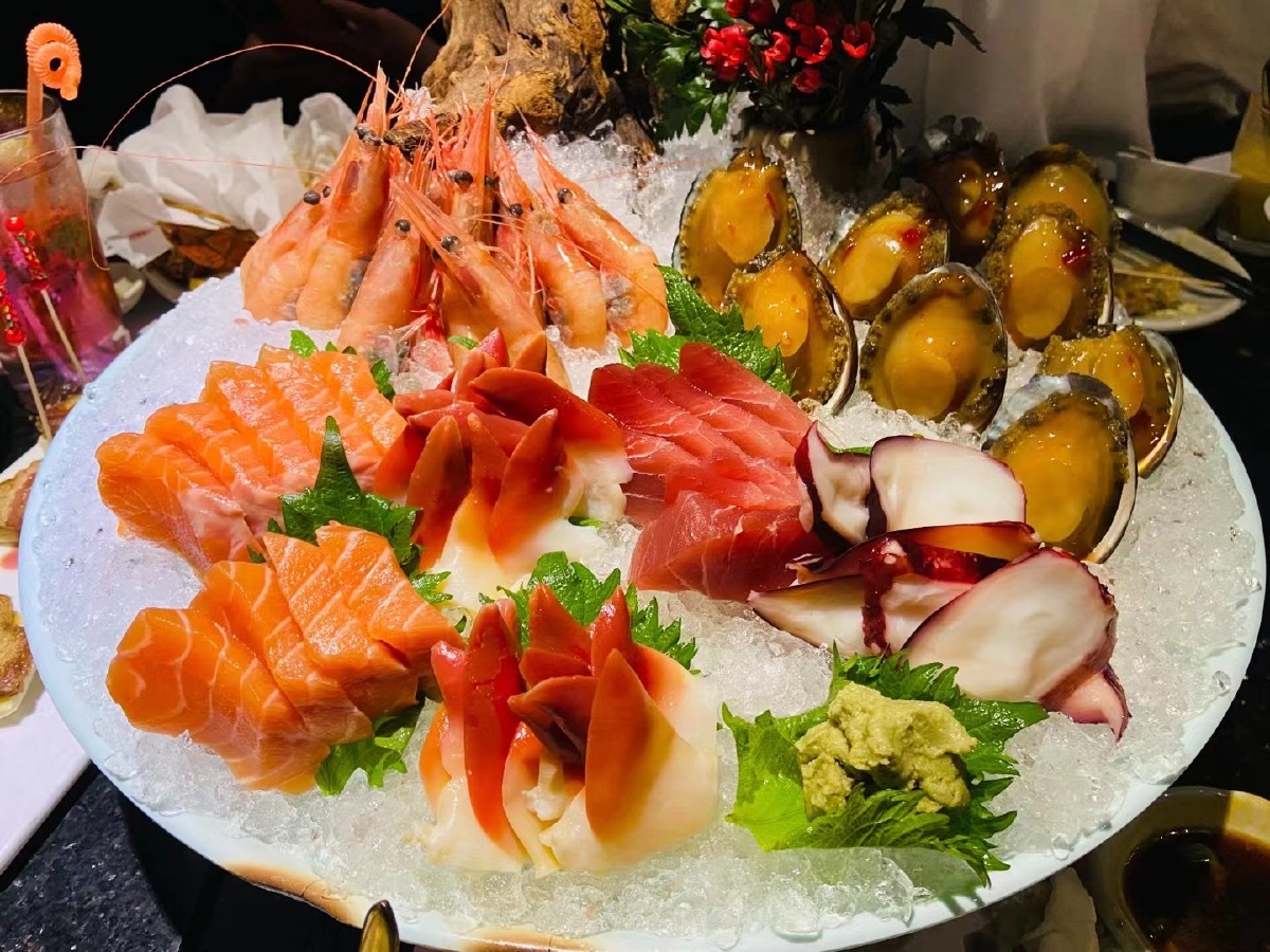 海鲜盛宴刺身拼盘鱼子酱螃蟹芝士烤虾刺身海虾