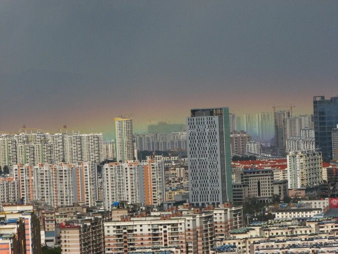 大雨前的彩虹城市。<br />

