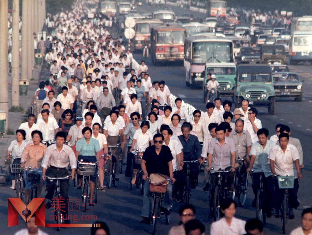 "一九七九年,那是一个春天,有一位老人在中国的南海边画了一个圈,神话