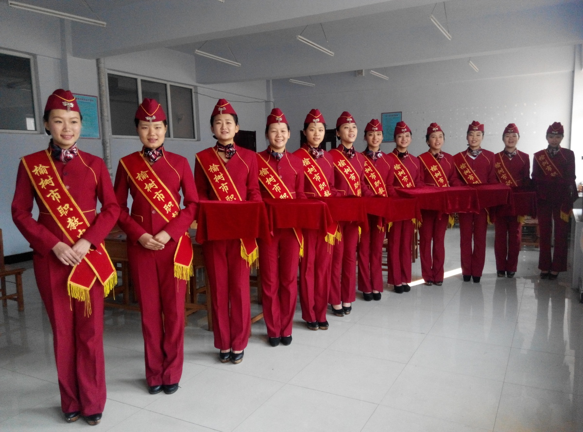 职教学院的一组列队幼教美女对我微微笑