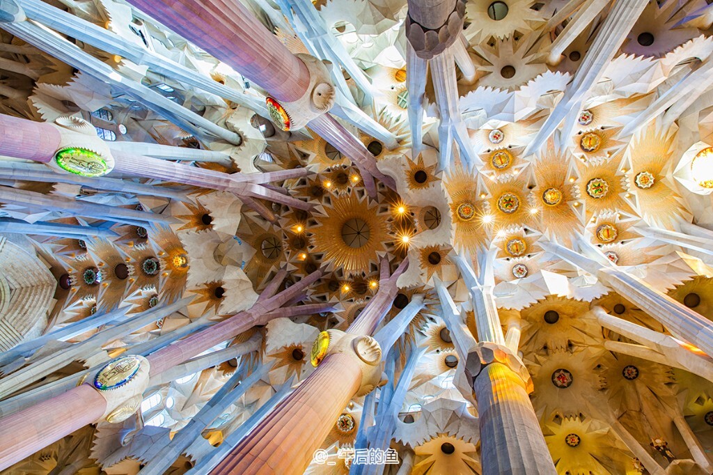 西班牙巴塞罗那圣家堂(La Sagrada Familia)的
