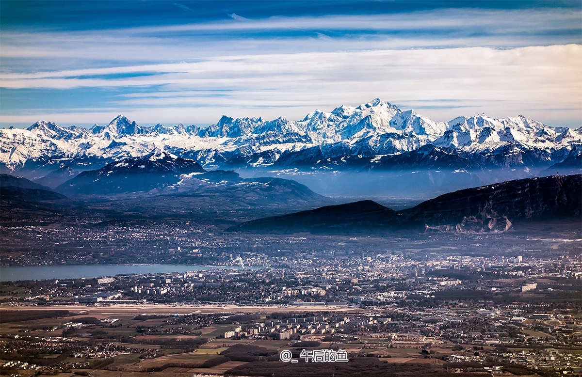 勃朗峰以及阿尔卑斯群山巍然挺立,日内瓦城区