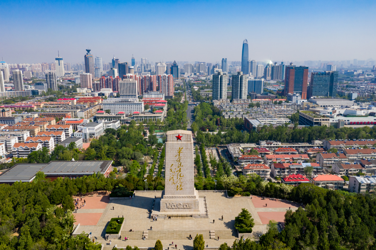 航拍济南英雄山纪念碑