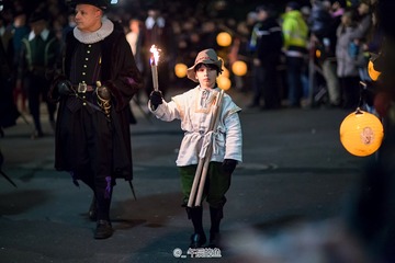 日内瓦登城节上持火把的少年
