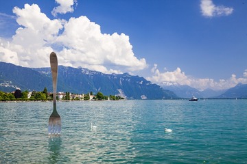 日内瓦湖里的叉子雕塑
