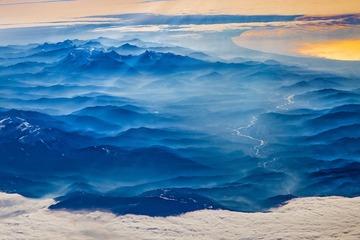 飞机上俯瞰巍峨的阿尔卑斯群山