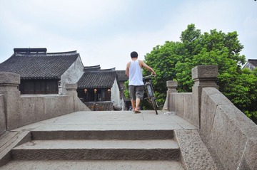 过桥的老人