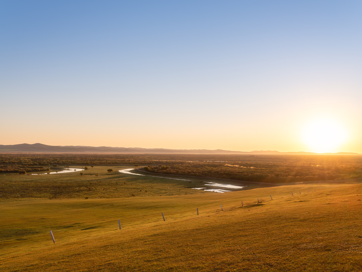 草原晨光
