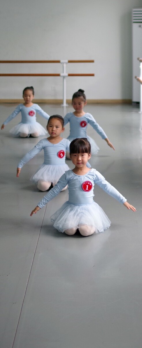 小孩的舞蹈服装,舞蹈分级考试服装:孩子表演服装要求统一