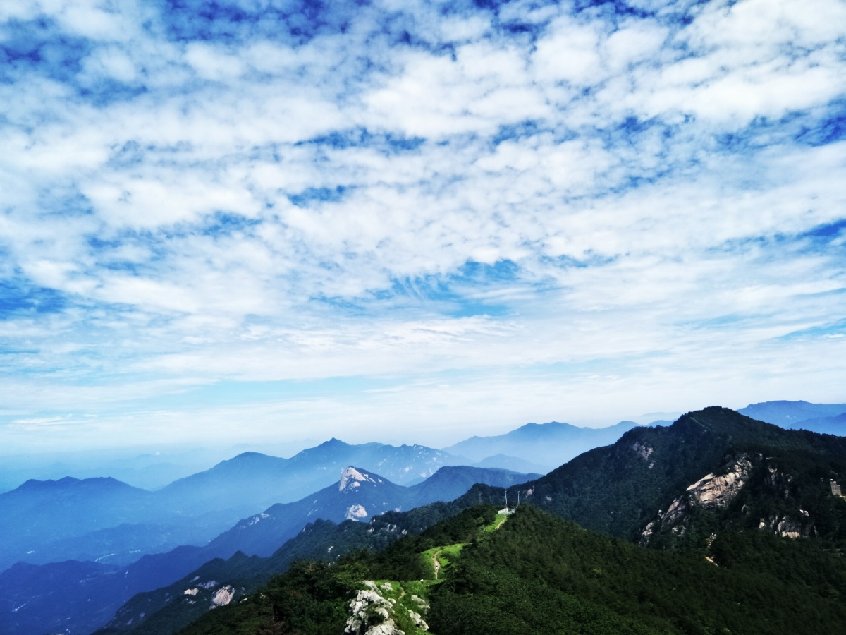 站在云雾缭绕的山顶看那青山白云的渐变