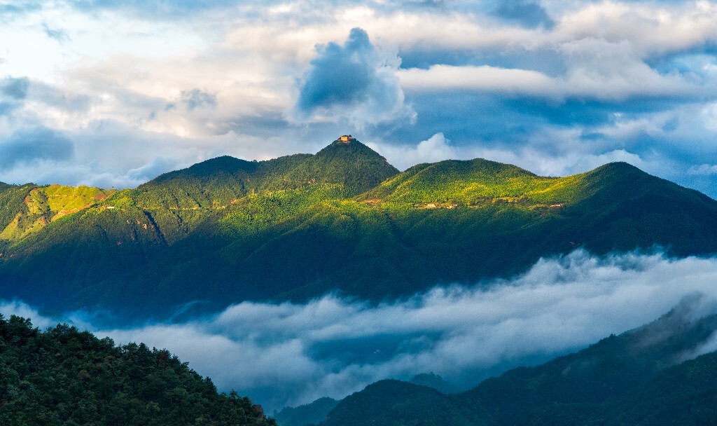 一直只顾着拍日出，没想到太阳照过去的那一面的景色更加迷人。